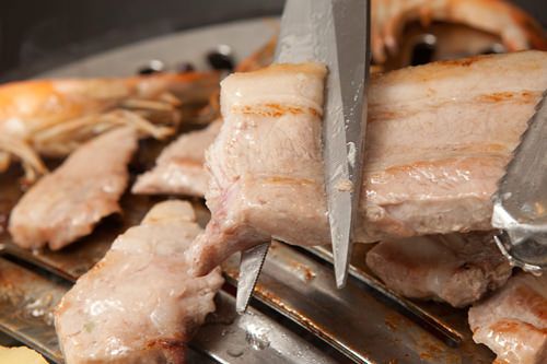はさみ
お肉も冷麺もはさみでじょきじょき。まな板いらず、卓上で手軽に使えて、慣れればかなり便利。