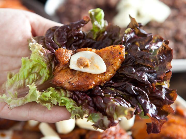 生のにんにくや味噌も一緒に包んで