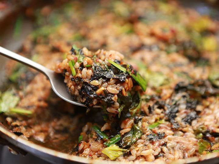 おこげを作るには、鍋肌にぎゅぎゅっとおしつけるのがコツ