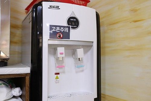 浄水器(ウォーターサーバー)
食堂やビルに1台は置いてある浄水器。熱いお湯と冷えた水がいつでも飲めて、氷が出るものも。