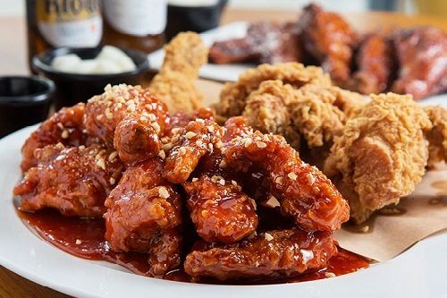 チキン(치킨)
人気韓国料理の上位。甘辛ヤンニョム(薬味ダレ)やにんにくソースが絡まっていたり、味が多様な韓国チキンの魅力をぜひ!