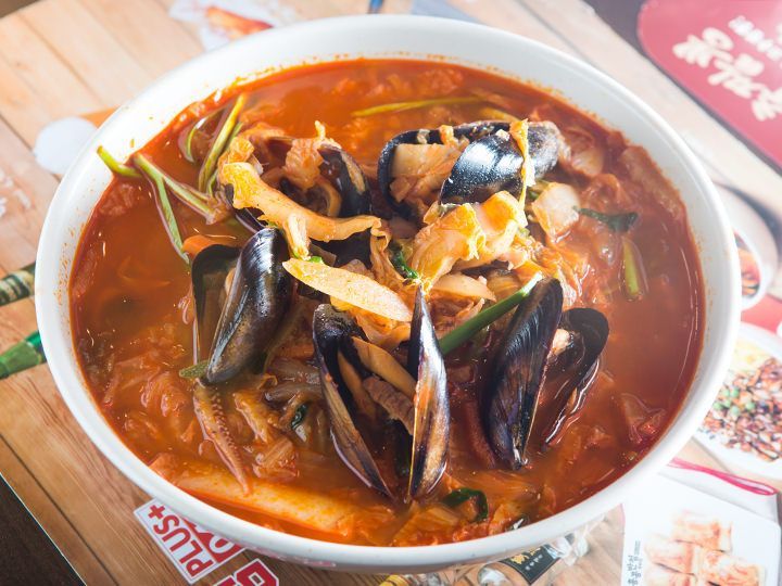 チャンポン(짬뽕)
日本のちゃんぽんとは見た目、味ともに全くの別料理。豚骨などでとったダシに唐辛子粉の入った真っ赤なスープは見た目の通り、かなりピり辛。韓国のチャンポン、ぜひチャレンジを。