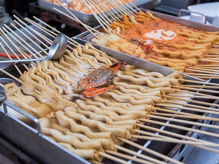 オデン(오뎅)
串に刺さってダシでぐつぐつ。でもよく見ると、韓国オデンはオール練り物!魚の練り物(オムッ)自体を、オデンといいうことも。