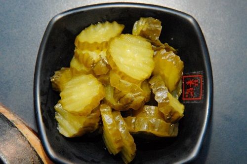 ピザ&ピクルス
ピザやパスタのお店で遭遇率が高いのが、波型のきゅうりのピクルス!一説にはチーズなどの脂っこさを緩和させる目的があるのだとか。