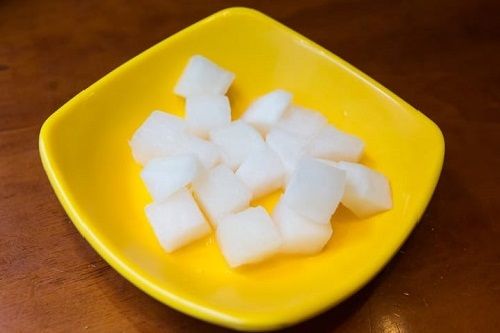 チキン&大根の酢漬け
チキンには角切り大根の漬物が定番。チキン(치킨)用の大根(무、ム)で、「チキンム(치킨무)」。甘酸っぱい独特の味は、くせになりそう!