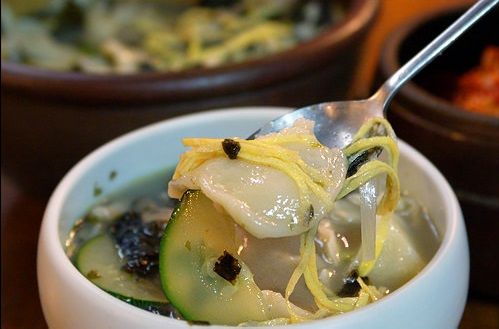 スジェビとすいとん
韓国風すいとん(スジェビ)と説明されるだけにそっくり。小麦粉を耳たぶくらいの柔らかさの生地になるまでこねて、茹でる作り方は同じ。スープの味は違っても、どちらもほっとする味。