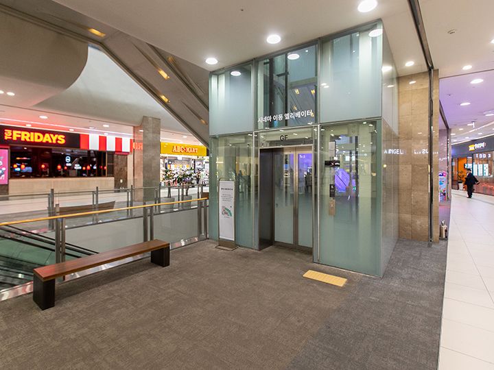 地下1階・地下2階からシネマ専用エレベーターで