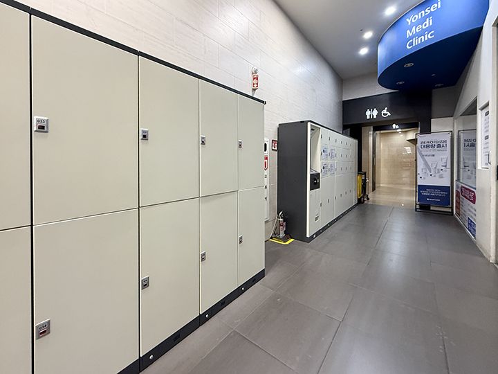 お手洗い通路のコインロッカー