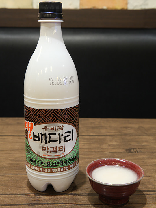 「ペダリマッコリ」
(750ml・7%・7,000ウォン)
5~9代大統領の朴正熙(パク・チョンヒ)が官邸で好んで飲んだマッコリとして有名。自然発酵された清涼感と甘味、酸味や苦味などが調和し、すっきりとした後味です。