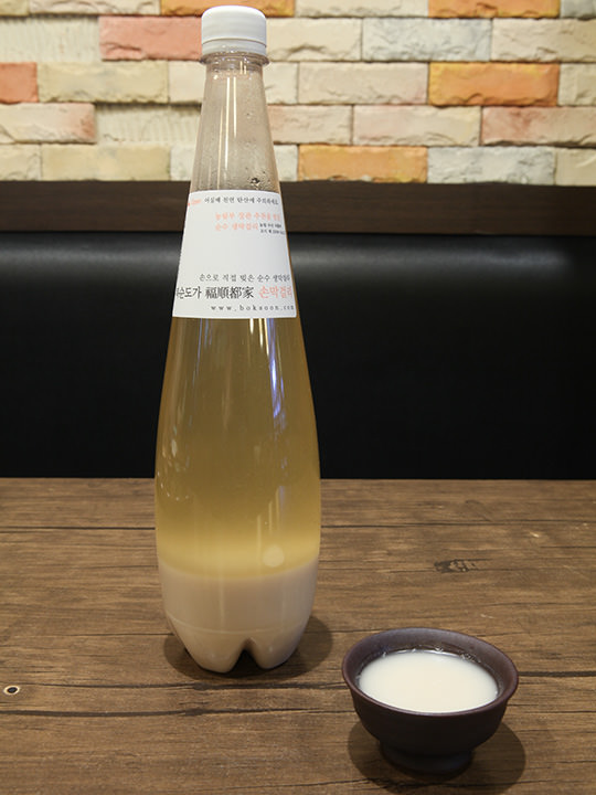 「福順都家(ポッスントガ) ソンマッコリ」
(935ml・6.5%・20,000ウォン)
シャンパンのような気泡で、炭酸の清涼感や柔らかな味わいが人気。有機農米を原料とし、添加物や人工甘味料は使用していないため二日酔いにもなりにくいとのこと。