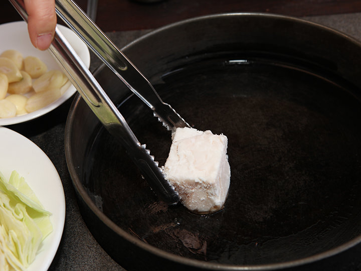 1.まずは牛の油をなじませます。肉を焼く合間にも焦げ付かないようにひきます