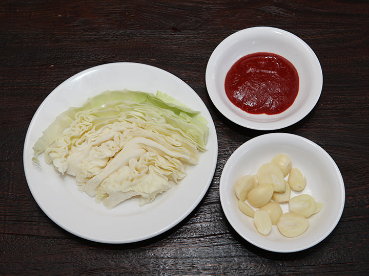 4.箸休めにキャベツを特製コチュジャンにつけて