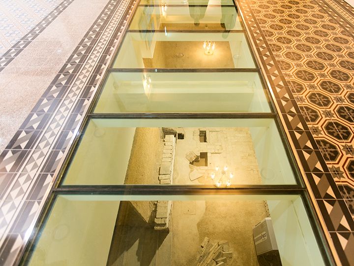 1階通路の足元には発掘調査でみつかったものを展示