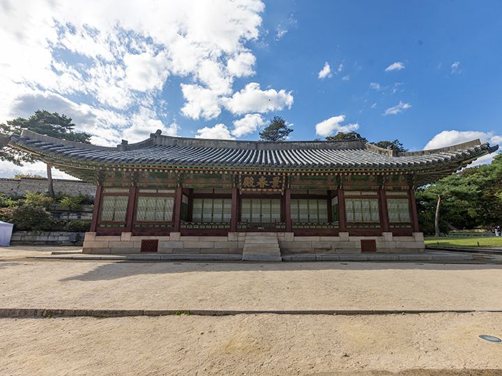 景春殿(キョンチュンジョン)
「昌慶宮」の内殿(王と王妃の生活空間)として1484年に創建されました。第22代王・正祖(チョンジョ)と第24代王・憲宗(ホンジョン)が生まれた場所でもあります。「景春殿」と書かれた扁額は、第23代王・純祖(スンジョ)の直筆。