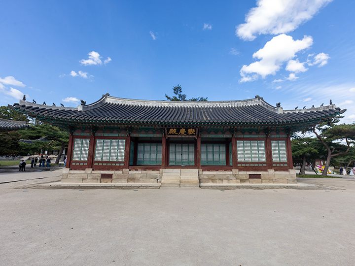 歓慶殿(ファンギョンジョン)
「景春殿」とともに「昌慶宮」の内殿として使用された建物。1484年に創建されましたが壬辰倭乱で焼失しました。その後も大火災に遭いますが、1834年に再建され現在に至ります。第11代王・中宗(チュンジョン)が息を引き取った場所でもあります。