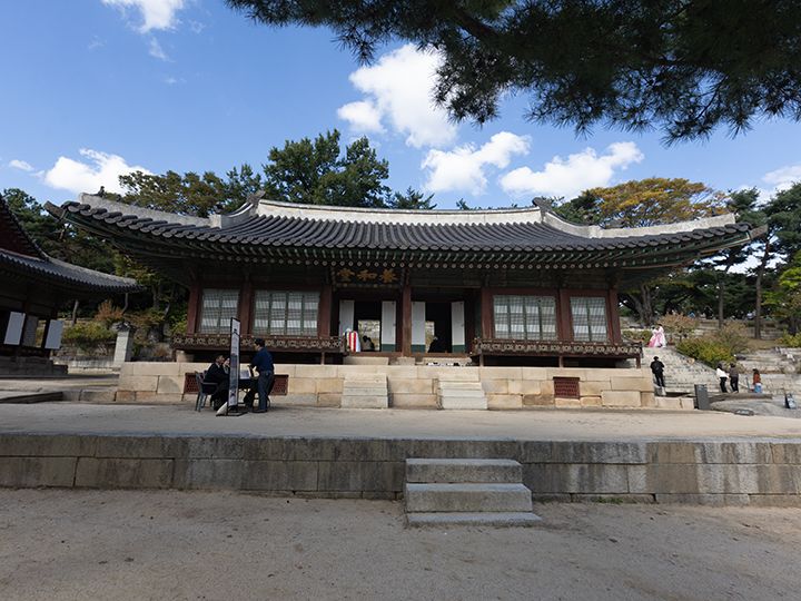 養和堂(ヤンファダン)
1636年、清が朝鮮に侵攻した丙子胡乱(ビョンジャホラン)の際「南漢山城(ナマンサンソン)」に避難していた第16代王・仁祖(インジョ)が、都に帰還するにあたりここに留まりました。扁額は純祖の直筆によるもの。