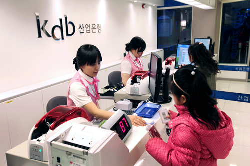 銀行
銀行口座を作ります。待機番号表をとり、自分の番号が表示されるまで待つなど本格的です。