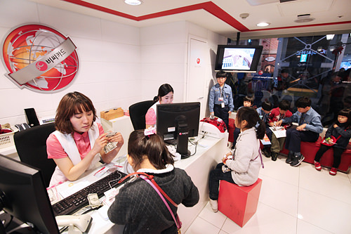 E-KIDZOカードセンター
自分だけのクレジットカードが作れます。一部の体験施設での支払いも可能です。