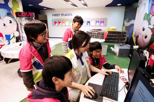 携帯電話デザイン研究所
コンピュータを使って自分だけのオリジナル携帯電話のデザインを考えます。