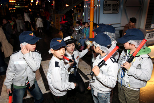 警察署
キッザニアの安全を守るため、パトロールをします。