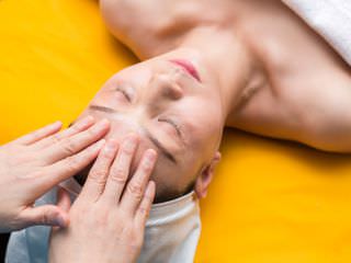肌の古い角質を落とし、毛穴の汚れを除去