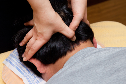1.頭、首の付け根
後頭部から首の付け根にかけて指圧。体がじんわり温かくなります。