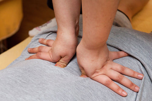 3.腰
体を支える重要な腰は、体重をかけてしっかり指圧。イタ気持ちいい適度な強さです。