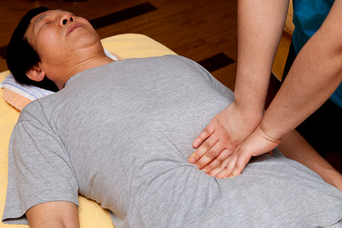 5.腸マッサージ
やさしく腹部を押し、腸にはたらきかけます。便秘におすすめ。