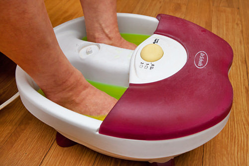 1.フットバス
約5分、入浴剤入りのお湯で足を温め、全身の血行を促進します。