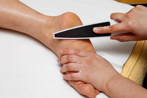 2.足裏の角質ケア
硬くなった角質をやすりで取り除きます。すべすべで柔らかな足を目指します。