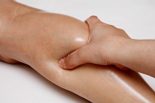 3.ふくらはぎ
足首から握るように揉みあげます。血流を良くし、むくみの原因となる老廃物の排出を促します。