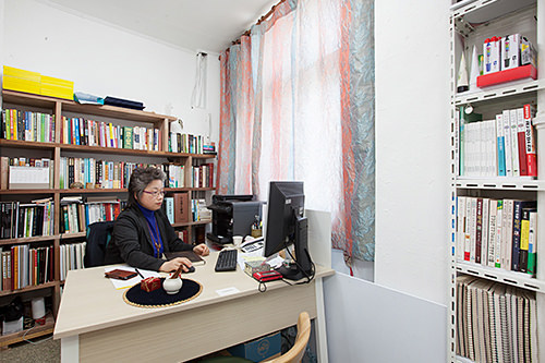 関連書物が並ぶ柳先生の相談室