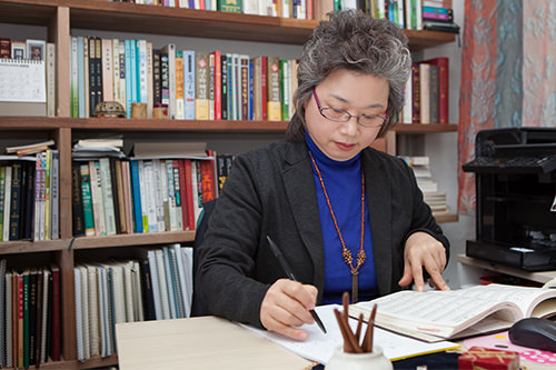 表に様々な文字を書き込んでいく先生