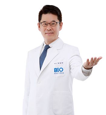 パク・ドンマン院長
・啓明大学 医学部 卒業 医師免許証獲得
・啓明大学 医学部 トンサン医療医整形外科過程修了
・大韓整形外科学会 専門医資格獲得(#382)
・大韓整形外科学会正会員
・美容整形外科学会 正会員
・米国整形外科学会 正会員(#7317)
・パクトンマン整形外科 開院
・カカ整形外科拡張 開院
・医学博士 学位獲得
・大韓整形外科学会 倫理取締役
・大韓美容整形外科学会 財政取締役
・大韓整形外科理事会 倫理委員長