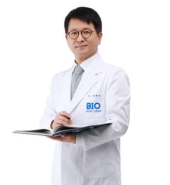 パク・ジェウ院長
・整形外科 医学博士
・大韓形成外科学会 副会長
・大韓形成外科学会 脂肪幹細胞形成研究会会長
・大韓形成外科学会 レーザー研究会副会長
・大韓形成外科学会 論文審査委員
・大韓形成外科医師会 学術理事
・大韓形成外科学会 正会員
・大韓美容形成外科学会 正会員
・国際形成外科学会 正会員(ISAPS)
・米国形成外科学会 会員(ASPS)
・インドネシア 形成外科学会 諮問医師
・CCLMS 運営委員
・アキュスカルプ開発社 ルートロニック認定 アキュスカルプ公式諮問医
・社団法人 we start 理事
・大韓整形外科学会 50周年準備委員
・大韓整形外科学会 学術理事