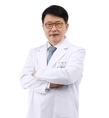 パク・チョル院長
・延世大学 医学部 卒業
・延世大学院 修士課程修了
・延世大学院 博士課程修了
・整形外科 専門医
・整形外科 博士学位 獲得
・延世大学 医学部 及び医療院整形外科 副教授
・米国 カリフォルニア大学サンフランシスコ校 DAVIES MEDICAL CENTER, BUNCKE CLINIC 交換教授
・米国 スタンフォード大学MEDICAL CENTER, BRENT CLINIC 交換教授
・延世大学 医学部 教授
・江南セブランス病院課長
・高麗大学 医学部 及び医療院整形外科特別採用教授
・ソウル耳成形研究センター所長
・大韓整形外科 学会会員 編集長
・大韓美容整形外科
・米国整形外科理事協会 会員
・欧州整形外科理事協会 会員
・国際耳再建学会 会員
・国際再建整形外科 会員
・国際美容整形外科 会員