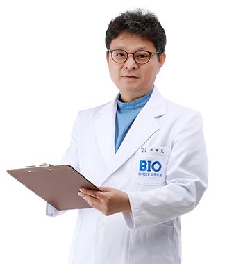 シン・ヨンホ院長
・韓林大学 医学部 卒業
・江東聖心病院 インターン
・韓林大学 医学修士(解剖学)
・江東聖心病院 レジデント整形外科 専門医
・高麗大学 医学博士(解剖学)
・韓林大学 外来教授
・順天郷大学 外来教授
・仁荷大学 外来教授
・高麗大学 外来教授
・BK整形外科医院代表院長
・ヒューゼル株式会社 取締役兼創業者
・シン・ヨンホ整形外科院長