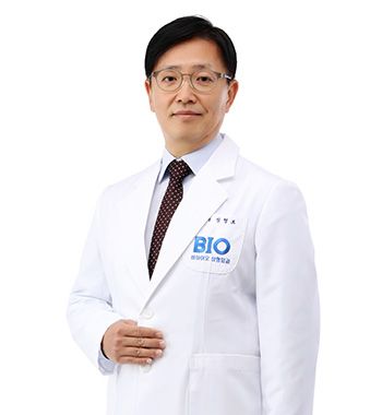 シム・ヒョンボ院長
・ソウル大学 医学部 卒業
・整形外科 医学博士
・順天郷大学校 ソウル病院整形外科 教授
・BRパラム整形外科 代表院長
・韓国乳頭健康財団(ピンクリボン)医療分科 諮問委員
・ソウル大学病院 諮問医
・ソウル峨山病院 外来教授
・ソウル大学校 医学部 医学博士