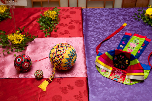 会場に展示された日韓の伝統装飾品