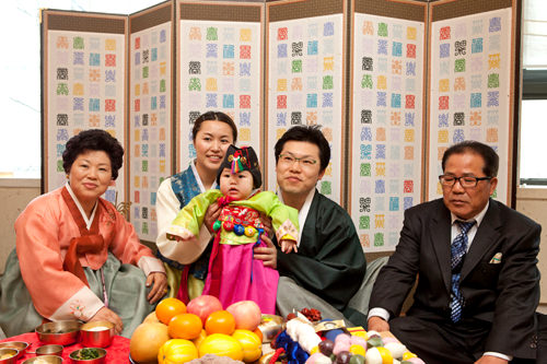 両親や親族はチマチョゴリ姿で参席