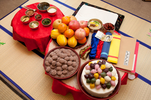 お祝いの餅や果物がのせられたトルサン