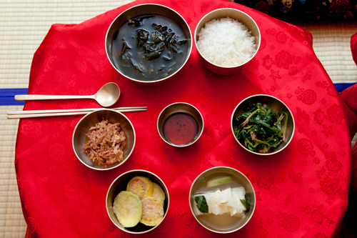 1歳を祝う食事の膳