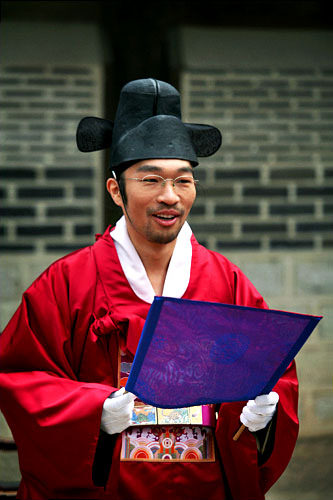 韓国　花嫁人形　韓服　民族衣裳　花嫁衣裳 韓国民芸品 韓服人形〈花嫁＆花婿セット〉 伝統婚礼を彩る置物 お土産