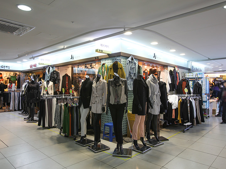 カチっとOL風の洋服が並ぶ