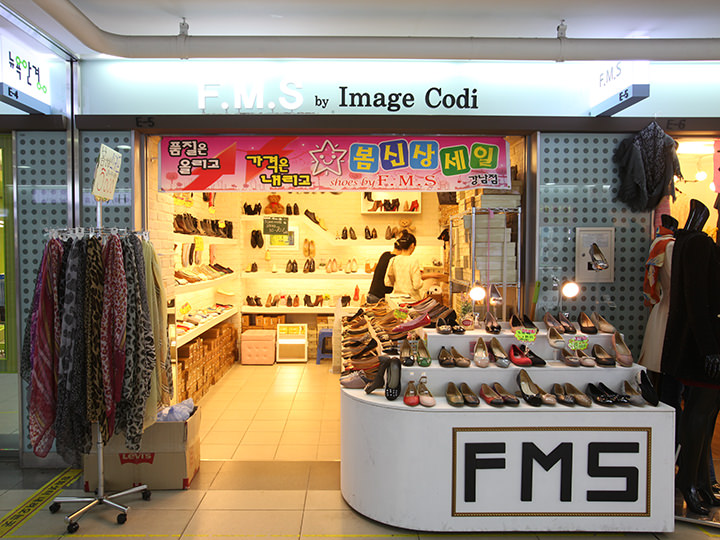 パンプス、ブーティ、スニーカーなど