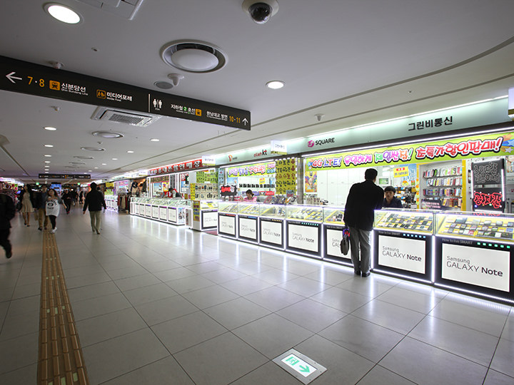 携帯電話ショップもずらり