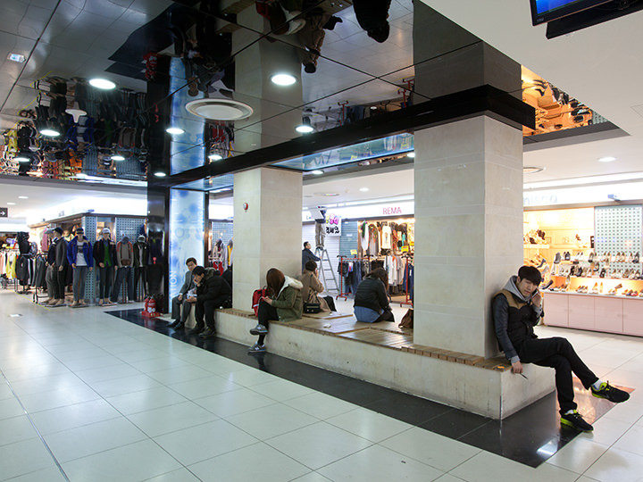 休憩スペースで疲れた足を休めて