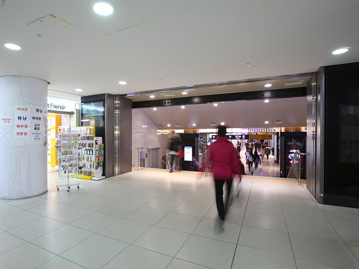 2・7番出口 新盆唐線方面に行くと、新盆唐線地下街がつながっている