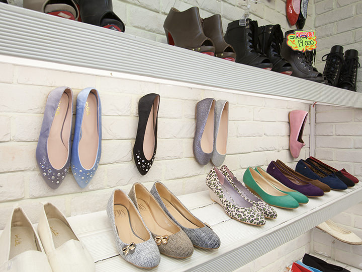 フラットシューズ