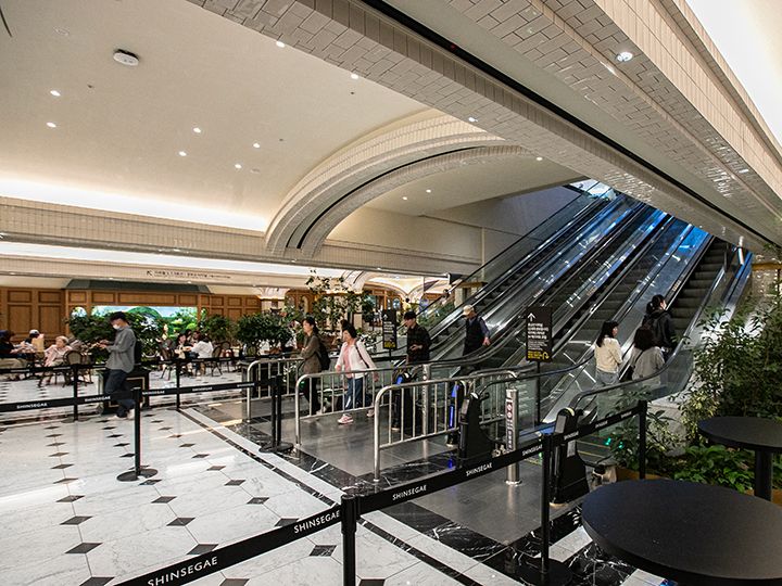 「セントラルシティ・ターミナル」へ上がるエスカレーター付近に位置